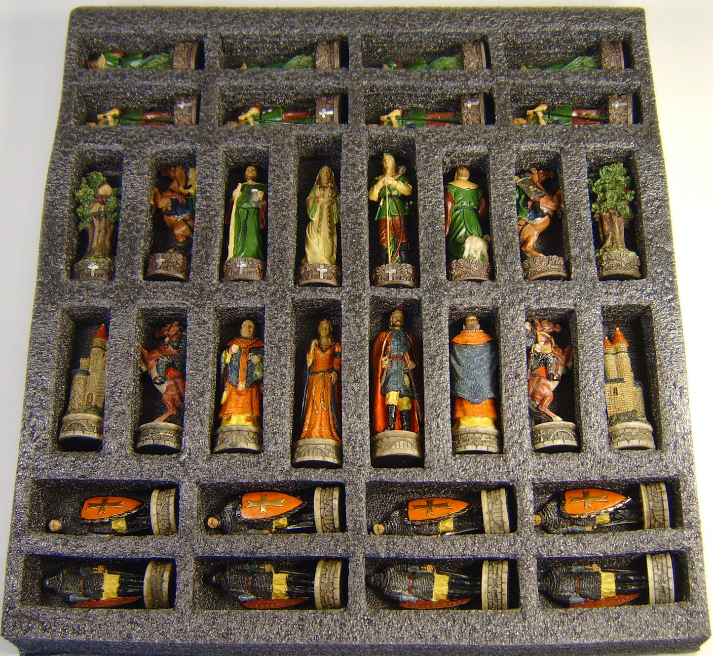 Medieval Times ROBIN HOOD vs Sherriff of Nottingham Chess Set W/ Castle Board
