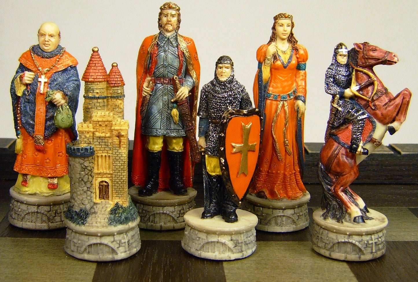 Medieval Times ROBIN HOOD vs Sherriff of Nottingham Chess Set W/ Castle Board