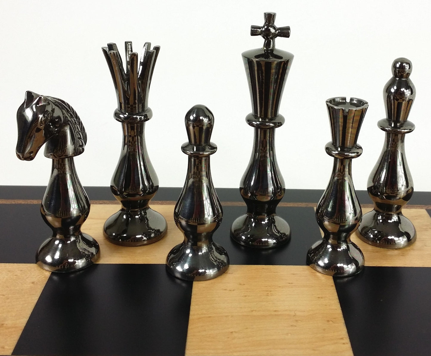 Brass Metal Spiked Qn Staunton Chess Set Gold & Black W/ 17 1/4" Black Board